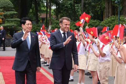 Macron-01.png